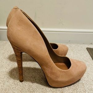 Like new. Heels Size 8
